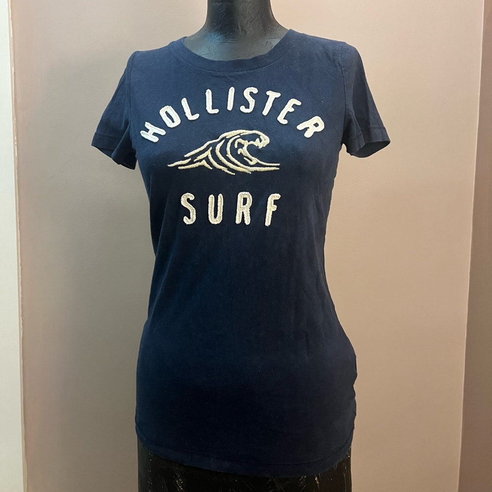 2010’s Navy Hollister Embroidered Women’s Graphic Tee Size M
